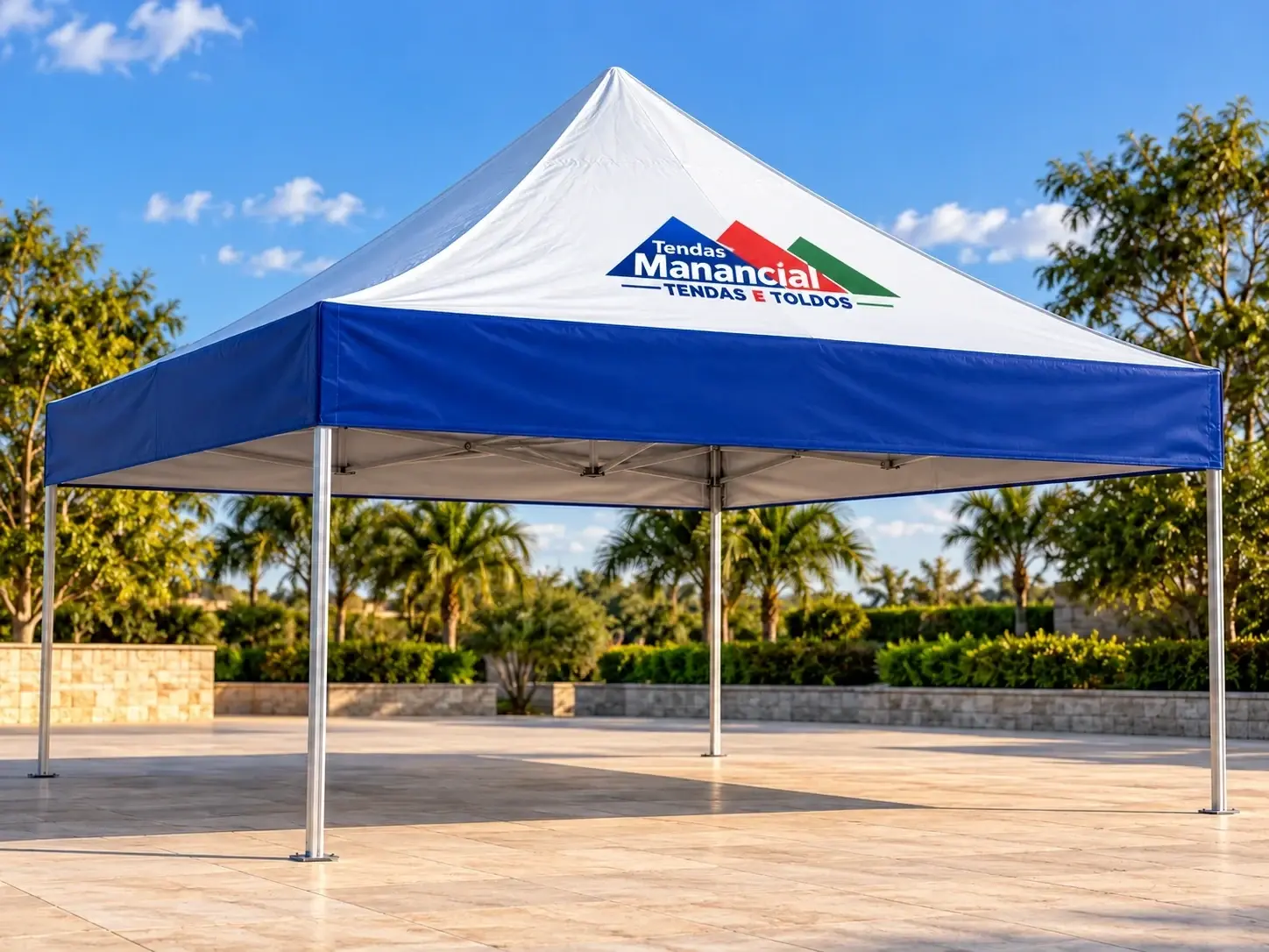 Tenda branca e azul com a logomarca Tendas Manancial na cobertura