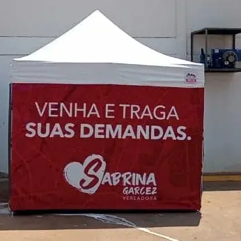 Vista frontal de tenda branca com painel vermelho impresso