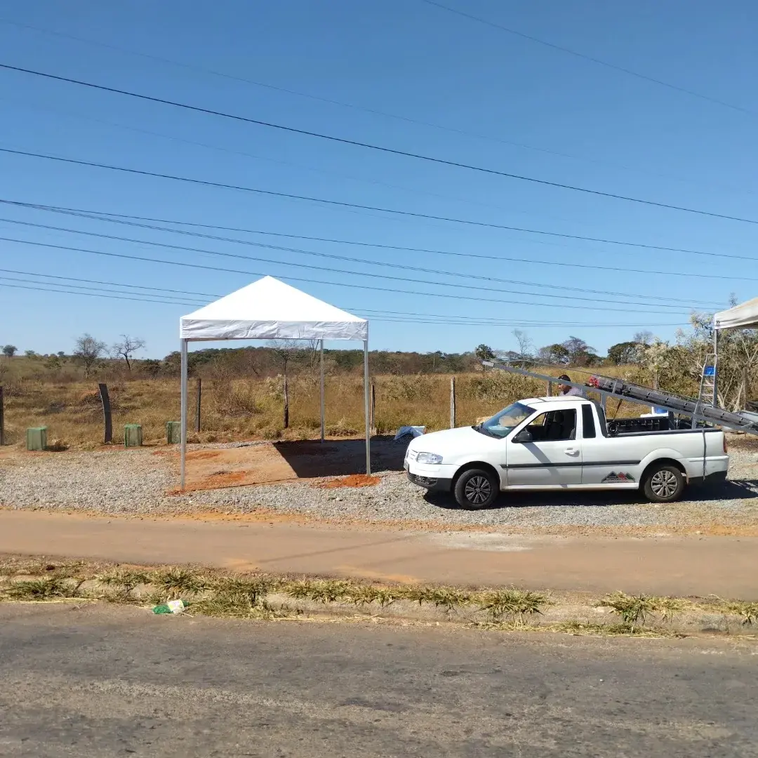 Veículo da equipe ao lado de uma tenda montada