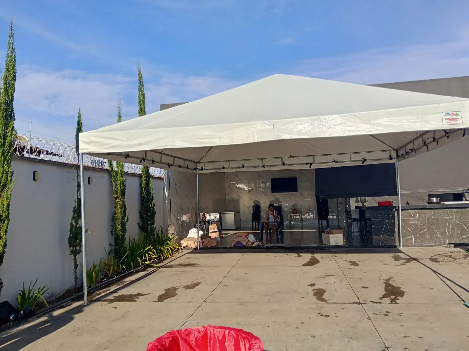 Tenda branca montada em frente a uma área gourmet