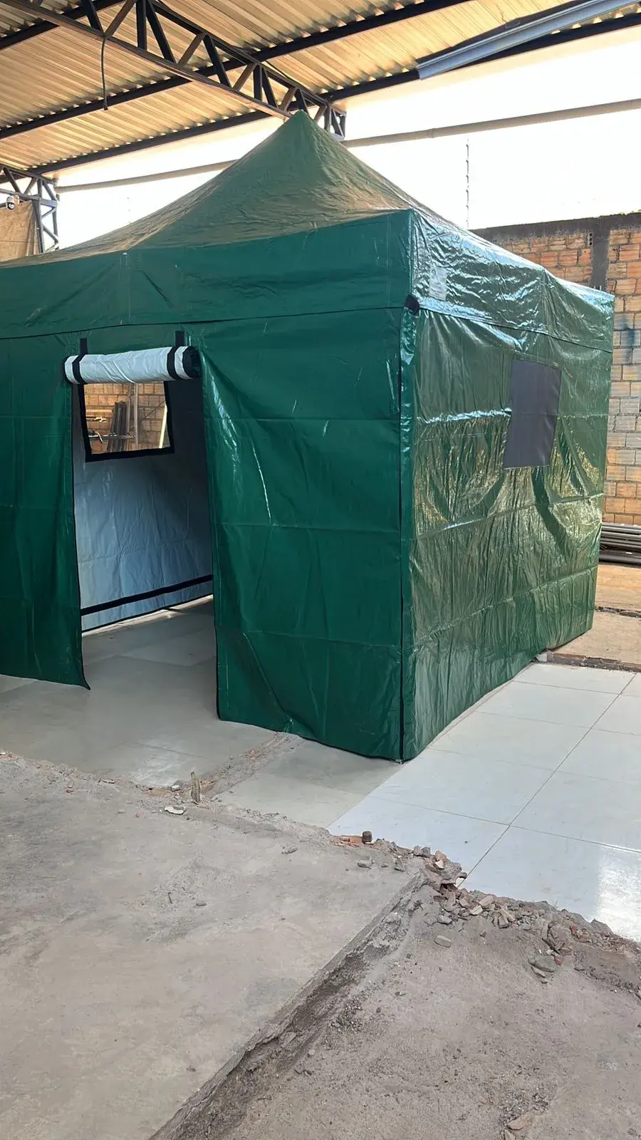 Tenda sanfonada verde com laterais fechadas, porta enrolada e janela