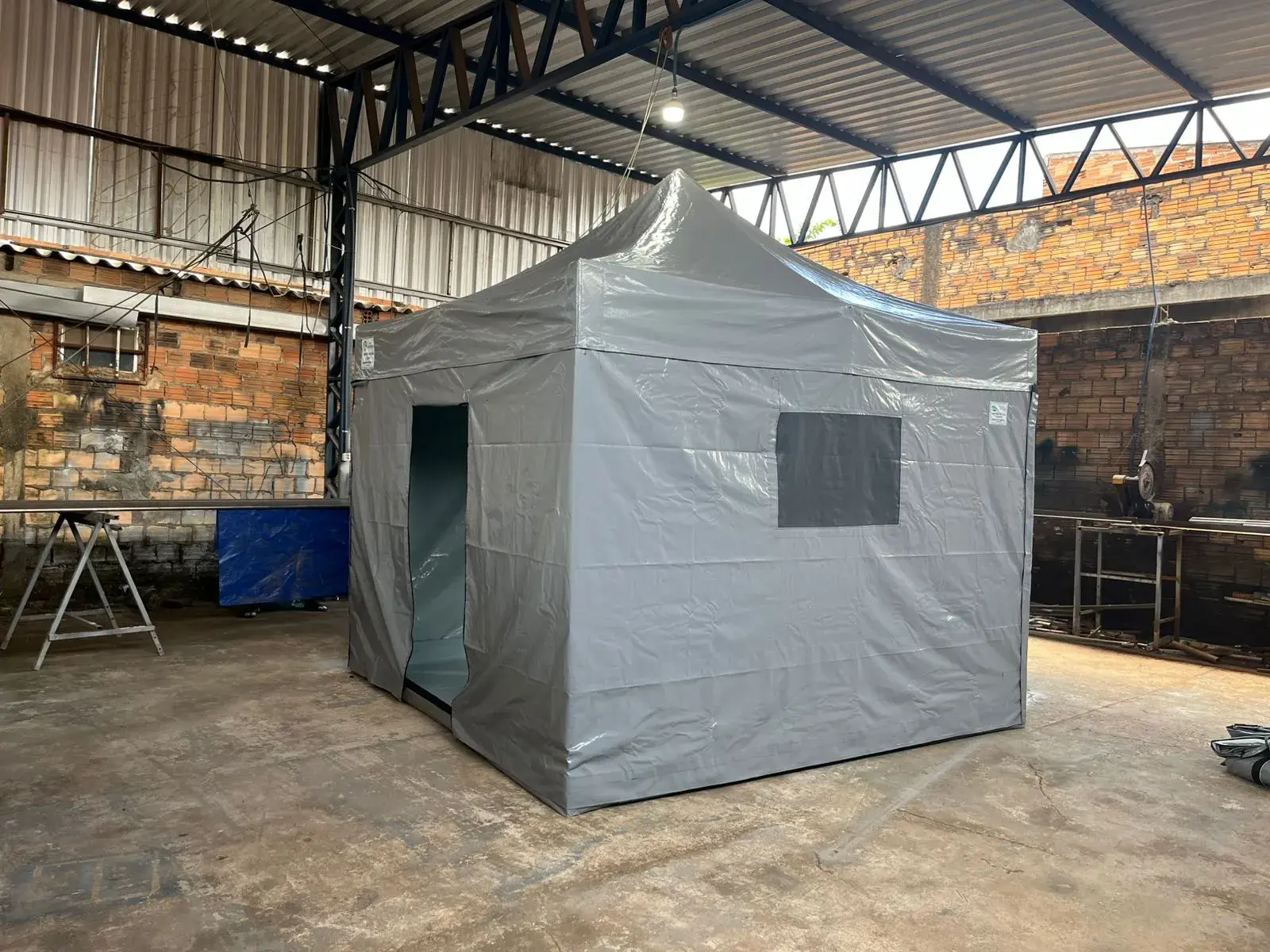 Tenda sanfonada cinza com laterais fechadas, porta e janela