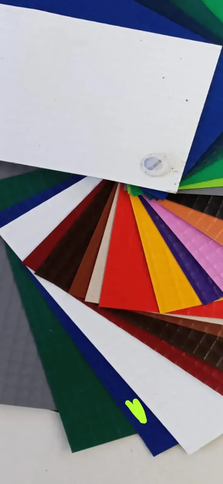 Cartela com amostras de lona em várias cores