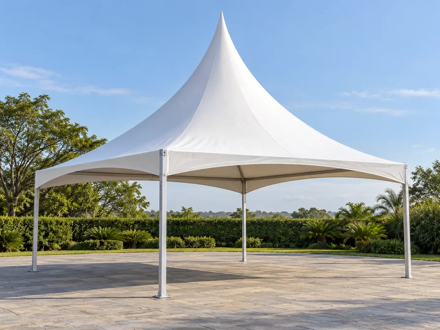 Tenda chapéu de bruxa com cobertura de ponta alta — imagem ilustrativa gerada por IA