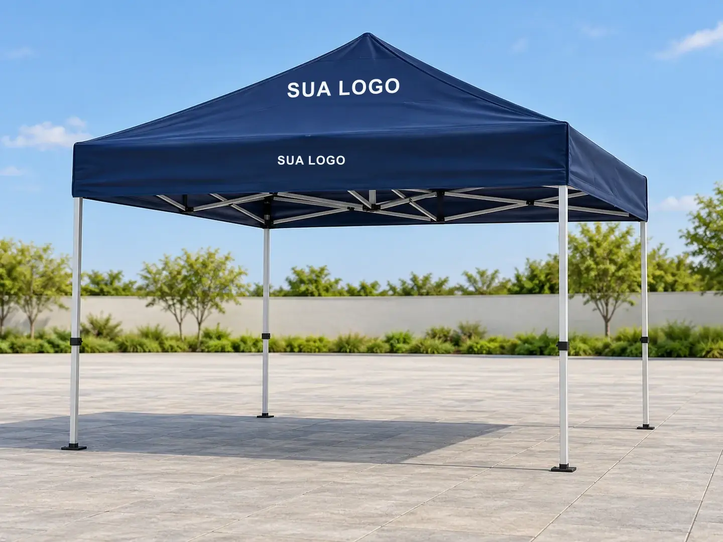 Tenda azul-marinho com o texto Sua Logo na cobertura e na faixa frontal — imagem ilustrativa gerada por IA